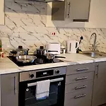 Supervalue Suite 10 - Fast Wifi, Hotel Linen, Keyless Entry, City Only 10 Mins - By Property Promise